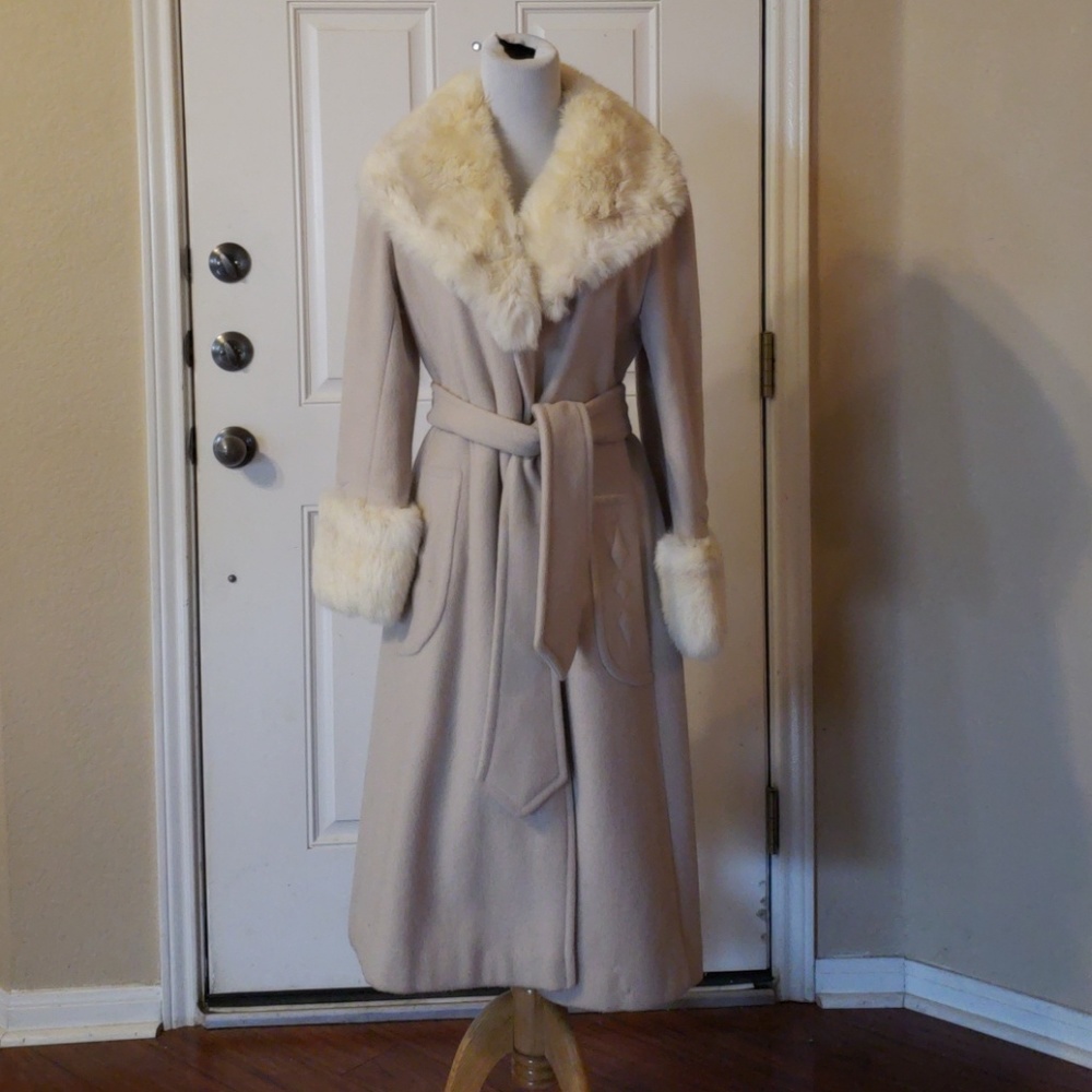 Vintage coat with real fur. Size M